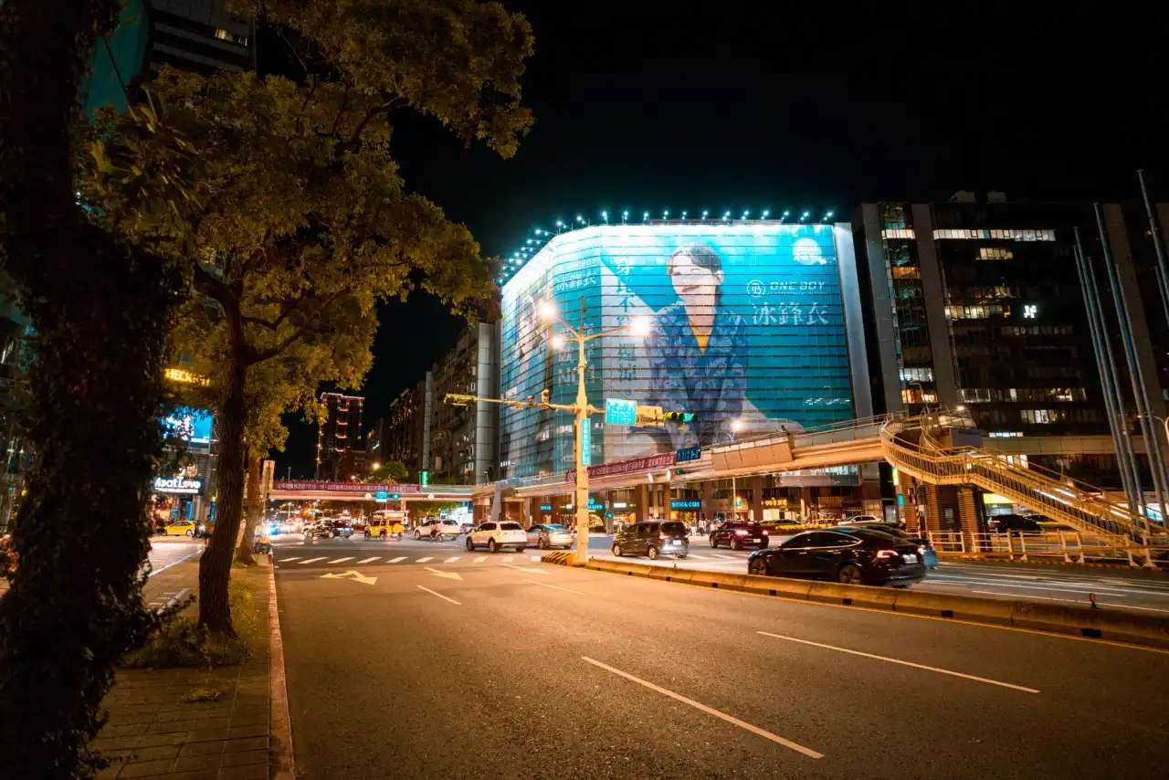 重庆广告制作如何选材?喷绘写真与灯箱布的应用对比正文配图 1