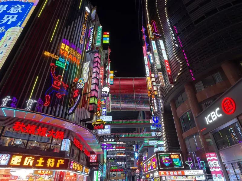 重庆广告制作喷绘写真与发光字工艺对比及选型建议正文配图 1