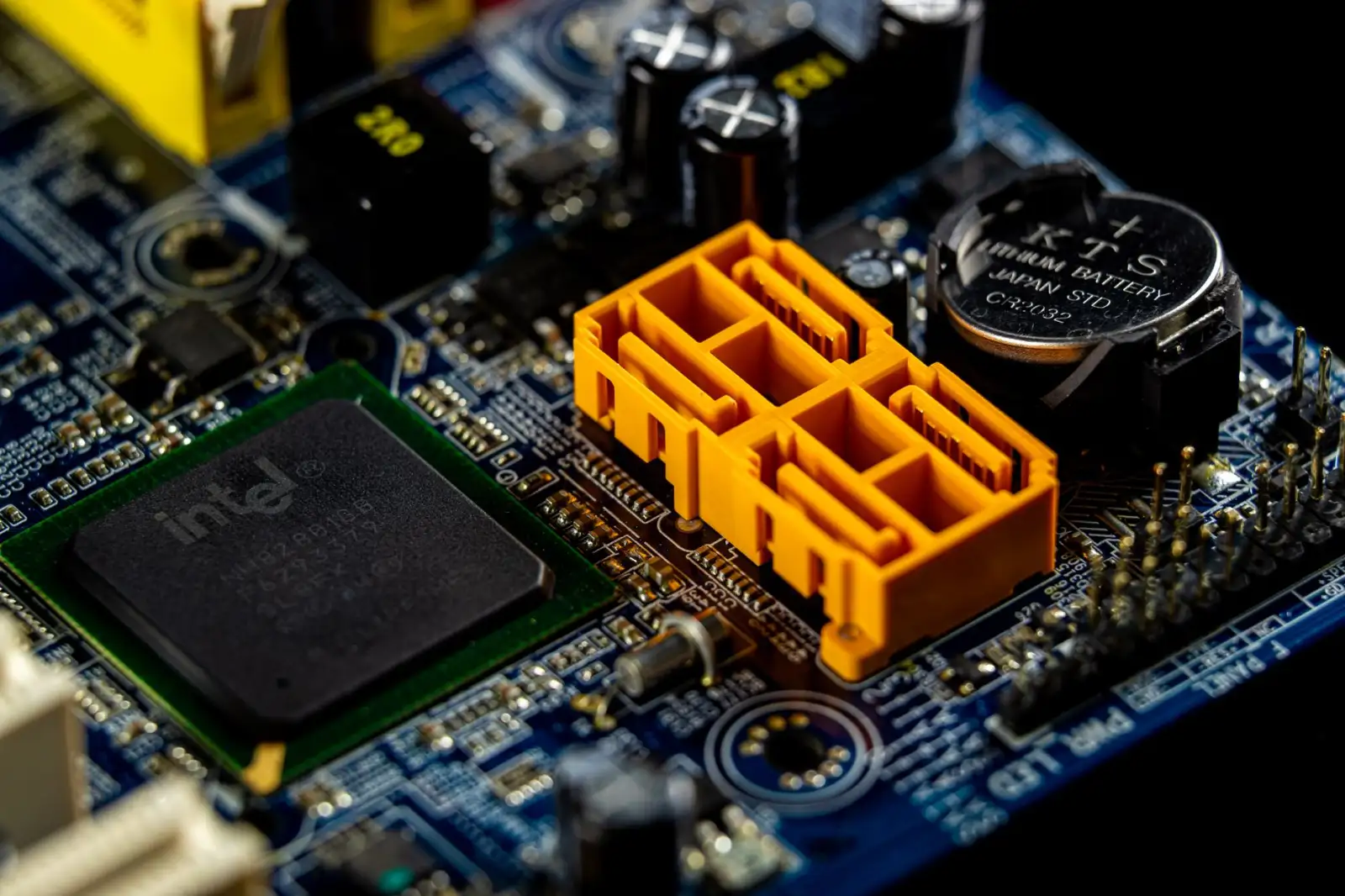 企业标识标牌与灯箱制作材料选择指南:耐用性与成本平衡