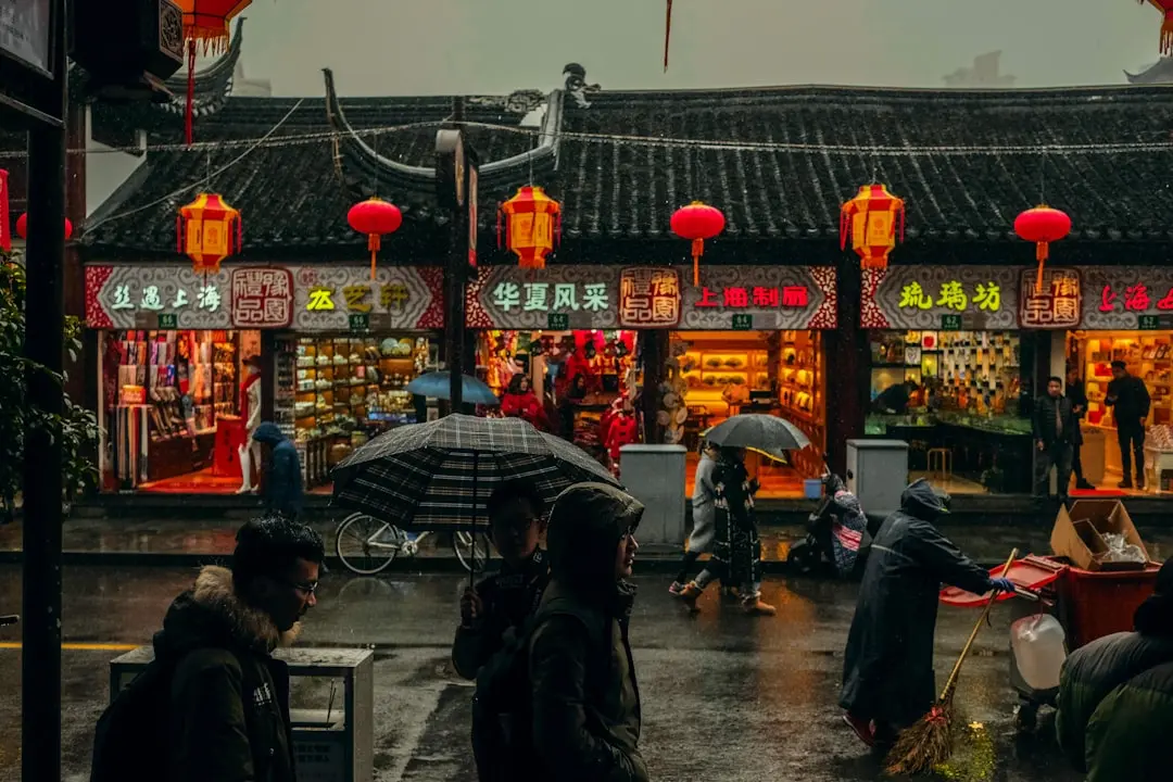 重庆户外广告喷绘写真制作工艺对比:UV喷印与溶剂型方案优劣解析
